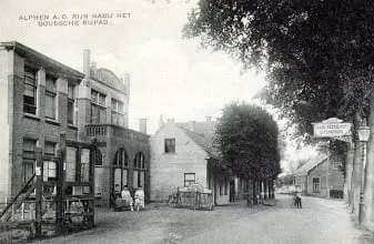 Links café-restaurant-uitspanning Rijnlust, nu Steekterweg 120, ter hoogte van het Goudsch