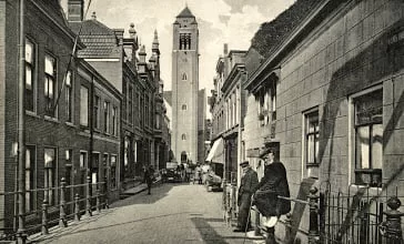 Adventskerk vanuit de Brugstraat 1935.