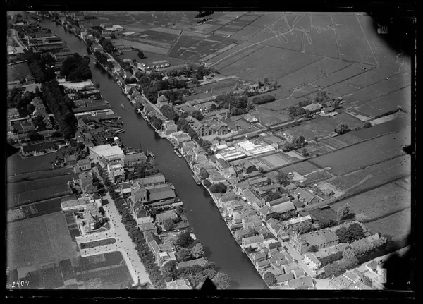 Luchtfoto van Alphen aan den Rijn voor de Tweede Wereldoorlog.