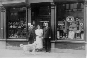 Bij opticien- juwelier Spormann in de Van Mandersloostraat 1920.