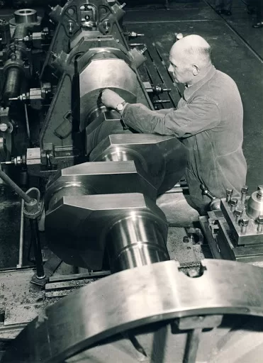 Motorenfabriek de Industrie. Het draaien van een krukas. De draaier is Jan van 't Wout.