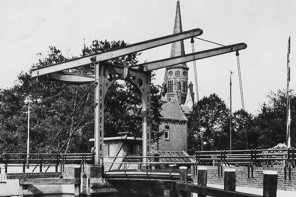 De Kievitsbrug -ook wel Havenbrug genoemd- lag op de plaats waar nu de Prins Bernhardlaan 