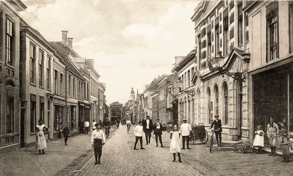 Juliananstraat met op de achtergrond de Hofbrug en het torentje van het St. Joseph tehuis.