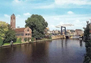 Alphense brug anno ca 1990. Links het kaaspakhuis, dat nu bistro 't Oude Pakhuys is.
