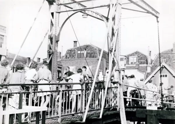 De Nood- of hulpbrug ter hoogte van het Burg. Visserpark naar de Hooftstraat. 1953.