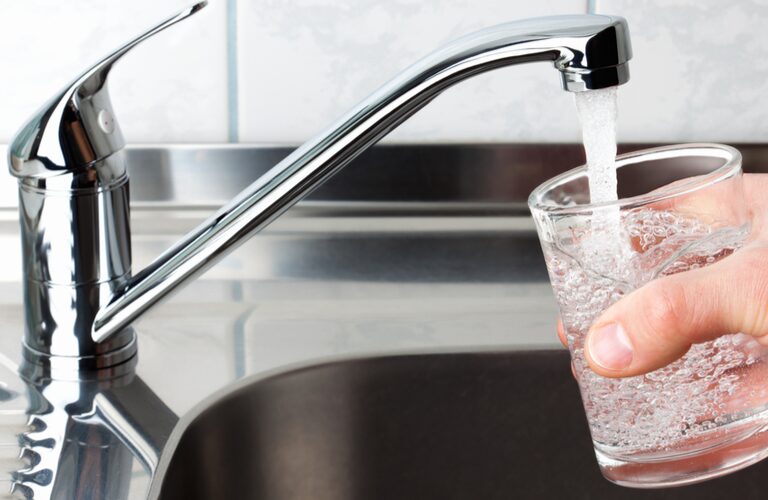 kraanwater-mineraalwater-shutterstock-890x500-1.jpg