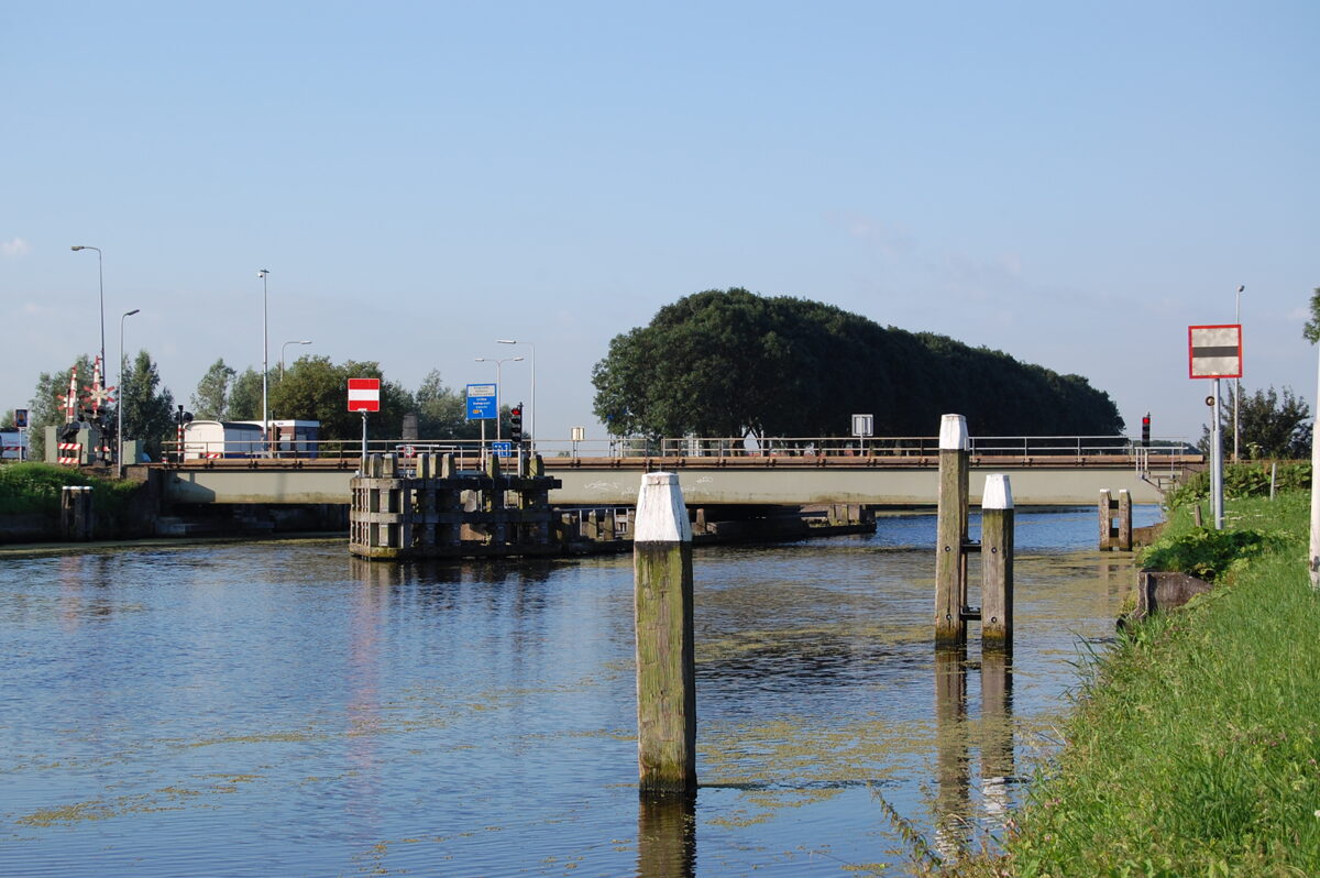 Werkzaamheden spoorbrug Alphen-Bodegraven begonnen: negen maanden geen treinen