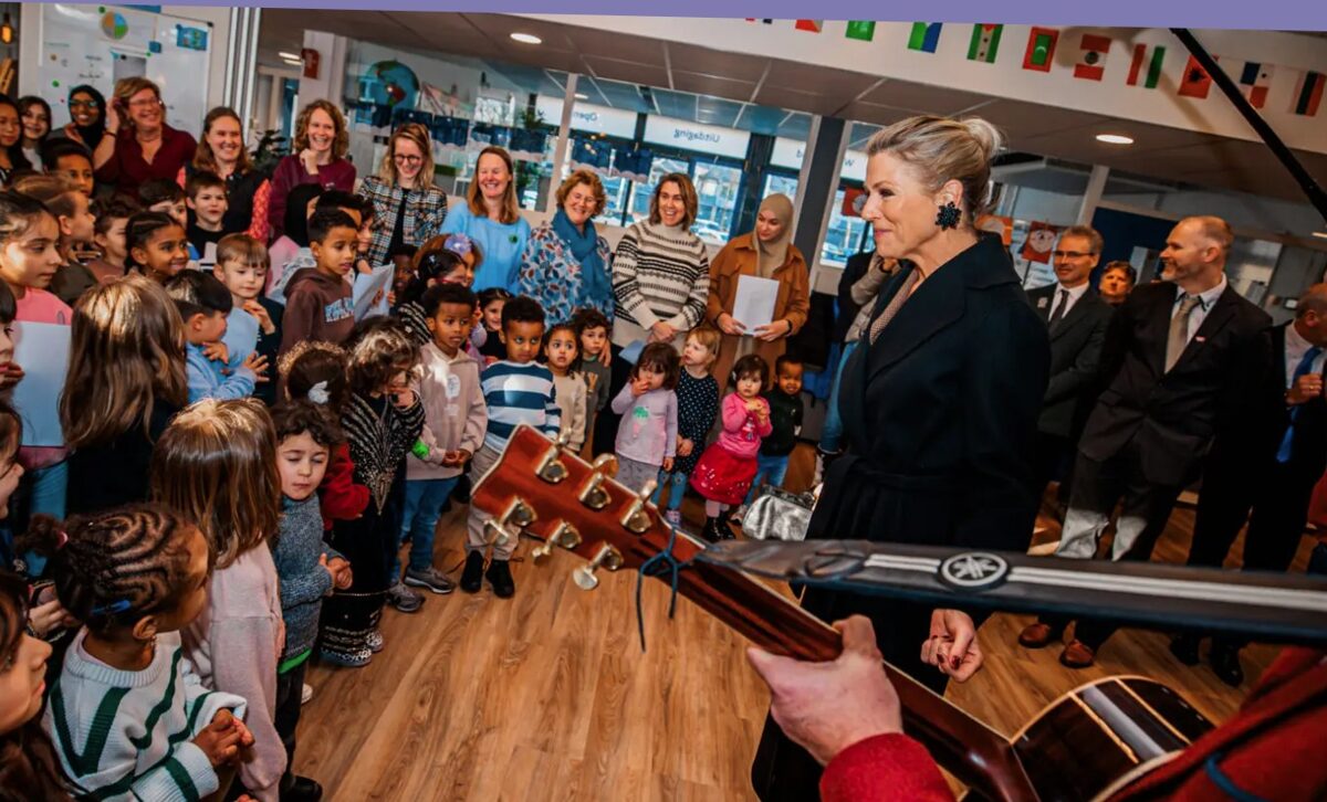 Koningin Máxima bezoekt basisschool De Stromen in Alphen