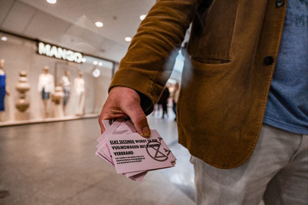 actiegroep-guerrilla-fashion-geeft-gratis-kleding-weg-in-alphen-aan-den-rijn.jpeg