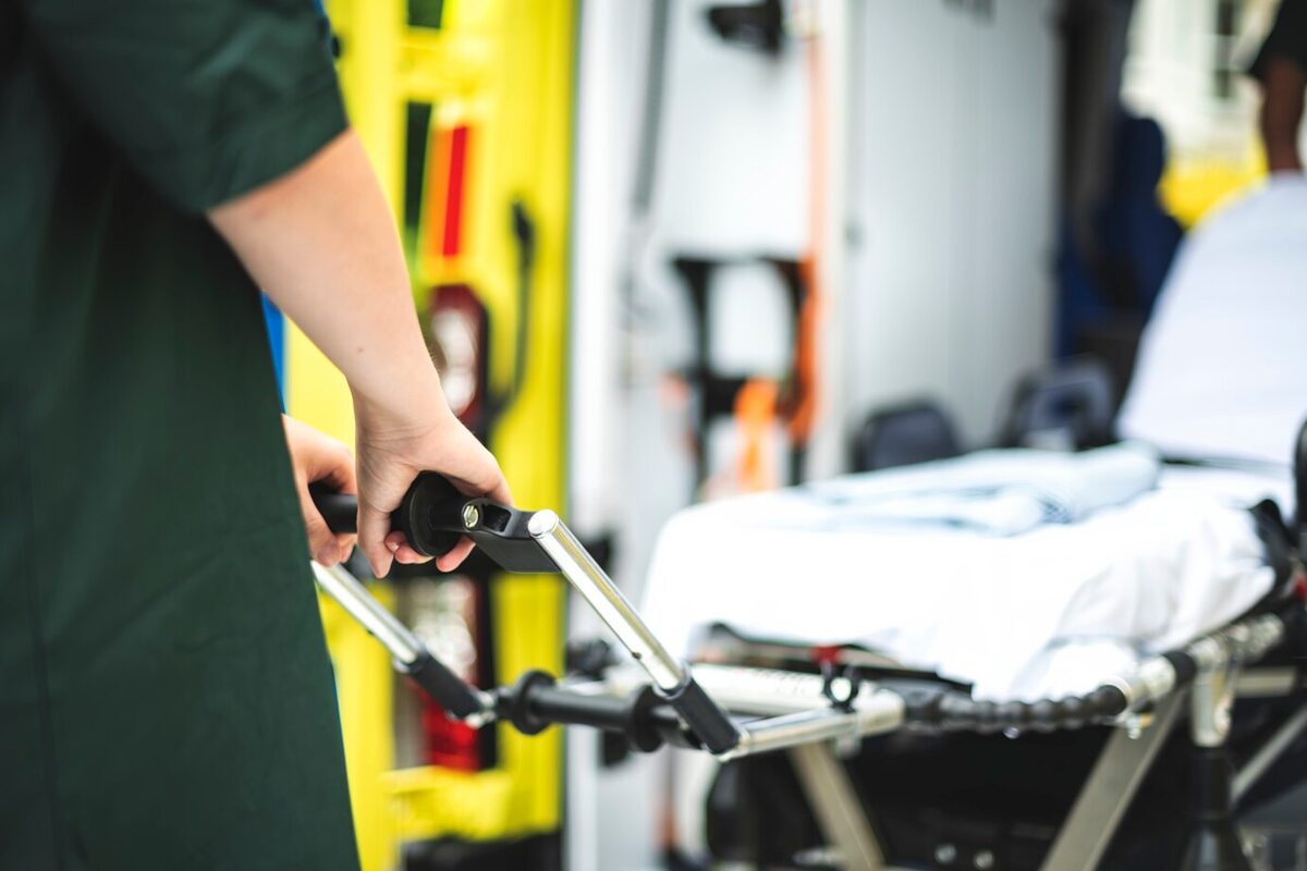 paramedici-aan-het-werk-met-een-ambulance_53876-144801-2.jpg