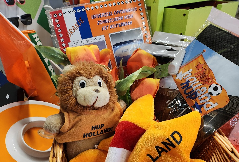 thumbnail_Een_greep_uit_de_oranjespulletjes_bij_Stichting_Kringloop_Alphen__Veel_zelfs_nog_nieuw_in_de_verpakking.jpg
